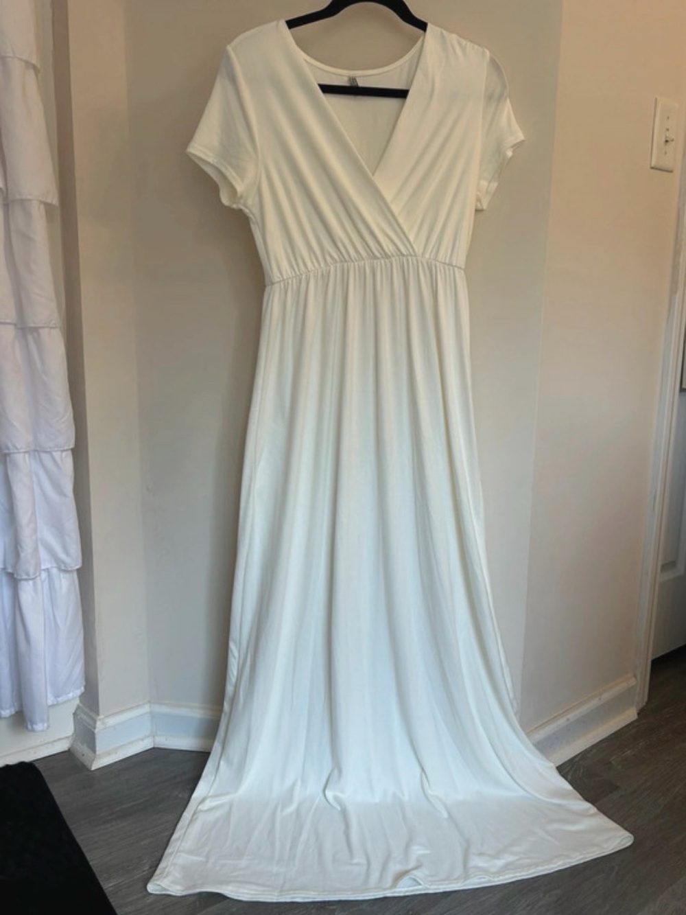 Women's White V-Neck Maxi Dress - Classic Elegant Style